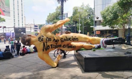 Maestros de la CNTE derriban estatuas del Mundial durante protestas en la CDMX