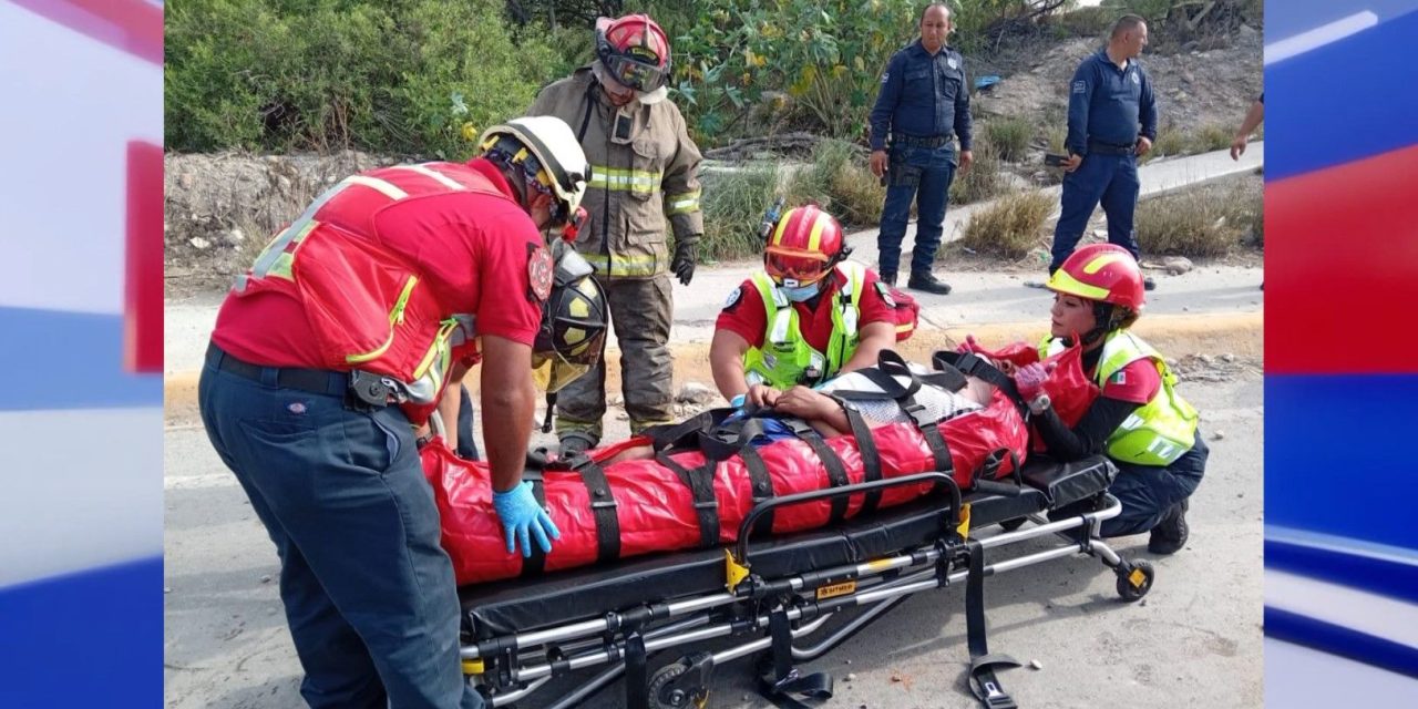 Conductor ebrio vuelca en la carretera Los Pinos