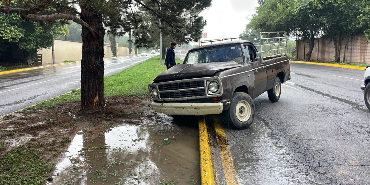 Saltillo: Camioneta pierde el control y se impacta contra árbol