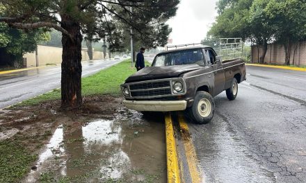 Saltillo: Camioneta pierde el control y se impacta contra árbol