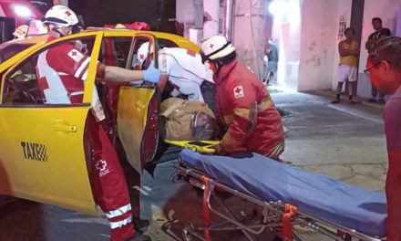 Ebrio omite alto y deja a dos mujeres atrapadas en un taxi  en Saltillo