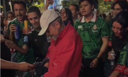 Aficionados mexicanos arman coperacha y regalan dinero a vendedor ambulante en pleno festejo