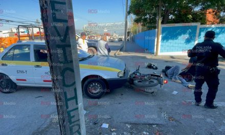 Saltillo: Motociclista queda tendido en el suelo al ser arrollado por taxi