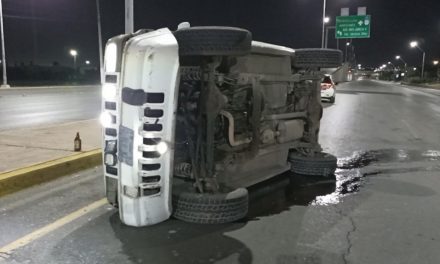 Ebrio abandona su Jeep tras volcar sobre Periférico