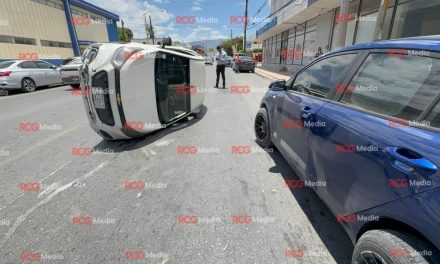 Vuelca tras chocar contra vehículo estacionado