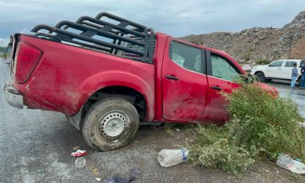 Camioneta vuelca y termina de nuevo en pie sobre la carretera a Torreón