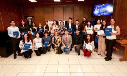 Entrega UAdeC Medalla ‘Excelencia Lobo’ a Egresados de Bachillerato