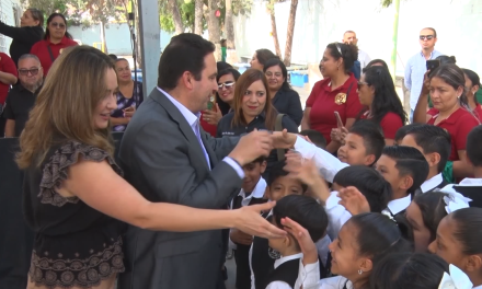 Entregan Javier y Luly reconocimientos a miembros del Cabildo Infantil 2026