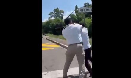 Separan de su cargo a agente del INM tras ser captado golpeando a dos automovilistas en Chiapas
