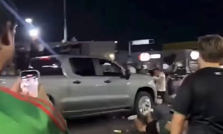 Conductor embiste a tres aficionados de México en pleno festejo tras enfurecer por una broma (video)