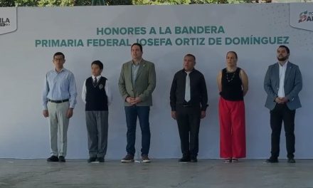 Javier Díaz participa en honores a la bandera de la primaria Josefa Ortiz de Domínguez en Saltillo