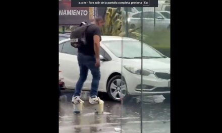 Sujeto convierte latas en zancos y sorprende al cruzar calle inundada en Puebla