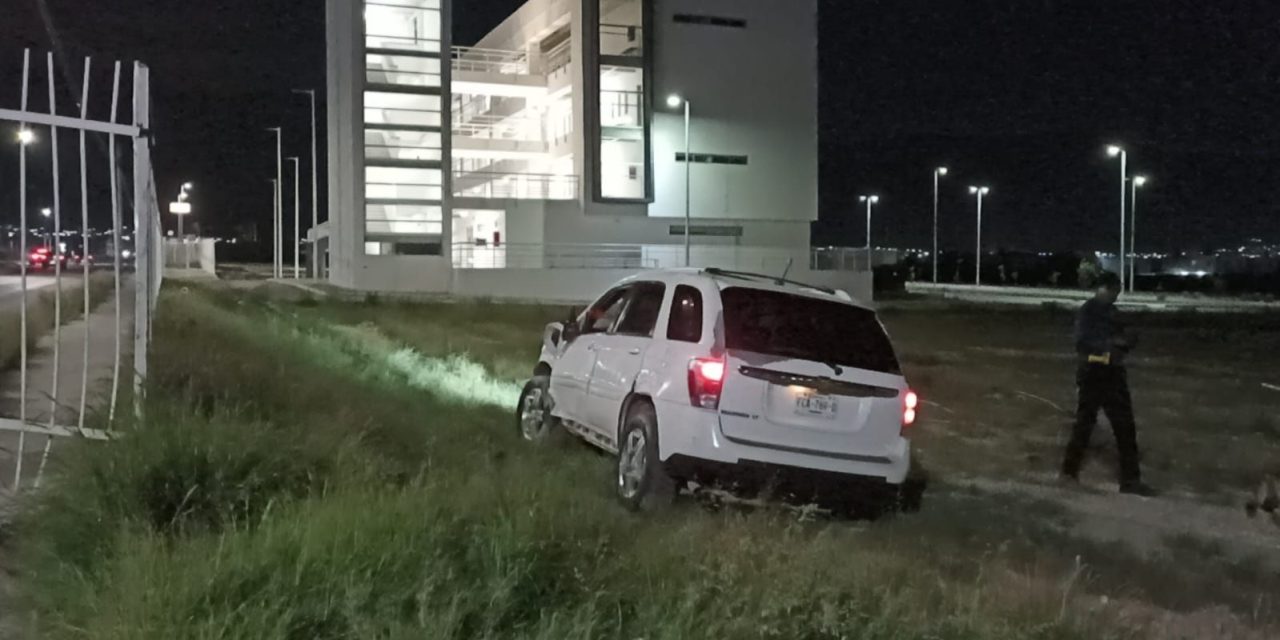 ¿Le urgían las clases nocturnas? Abandonan vehículo que derribó la reja de la Universidad de Durango