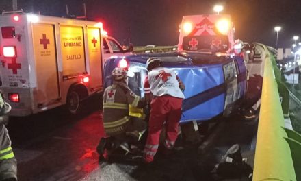 Rescatan a maestra tras volcadura en ‘El Sarape’