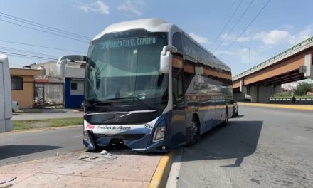 Maniobra equivocada provoca choque de autobús en el periférico