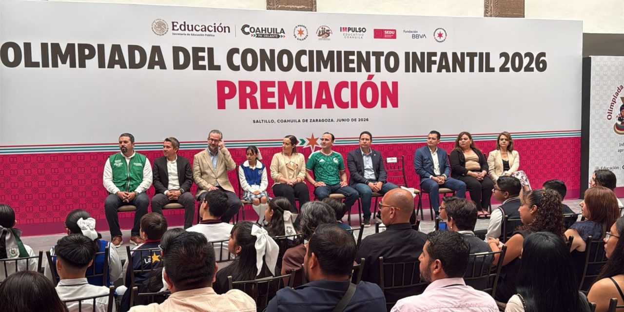 Manolo Jiménez entrega premiación de la Olimpiada del Conocimiento