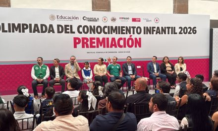 Manolo Jiménez entrega premiación de la Olimpiada del Conocimiento