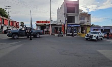 Menor sale corriendo a la calle y es impactado por una camioneta