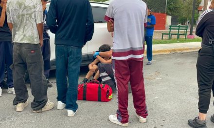 Saltillo: Menor motociclista resulta afectado tras choque con auto en Nuevo Mirasierra