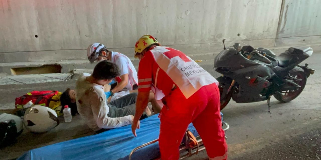 Saltillo: Motociclistas resultan lesionados tras derrape en el deprimido de Luis Echeverría