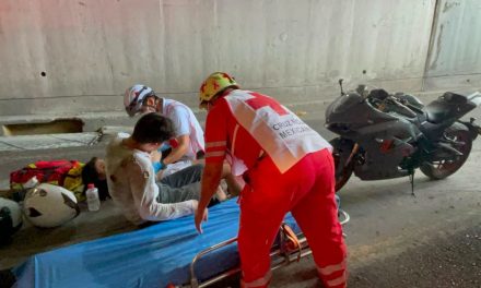 Saltillo: Motociclistas resultan lesionados tras derrape en el deprimido de Luis Echeverría