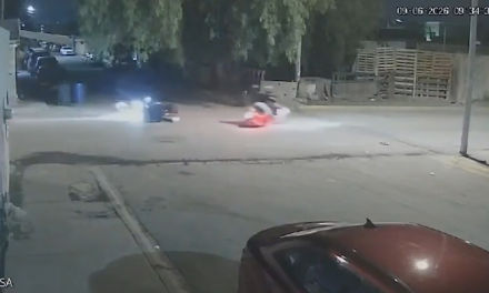 Motociclistas resultan lesionados tras choque; responsables escapan