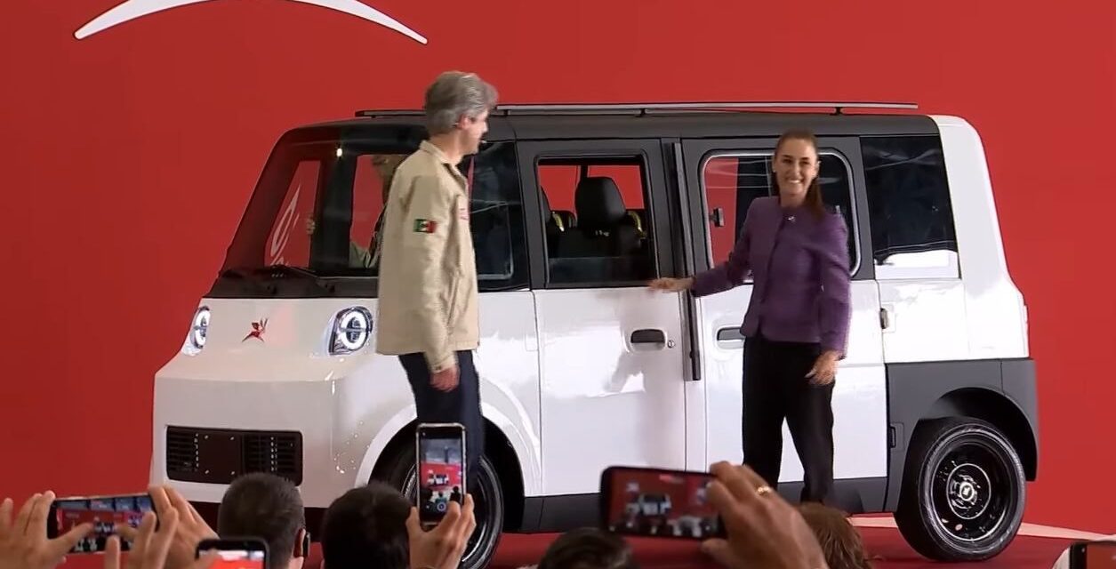 Sheinbaum maneja Olinia, el auto mexicano 100% eléctrico durante su presentación