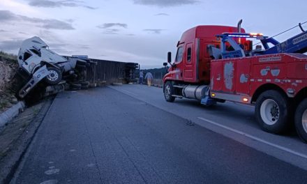 Operador resulta herido tras perder el control de su tractocamión en la carretera 57