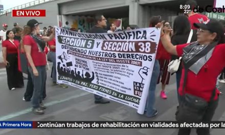 Maestros bloquean V. Carranza y Periférico en Saltillo