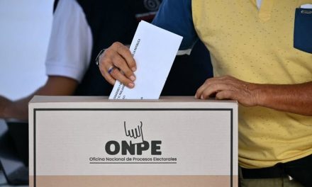 También en Perú: Salen a votar y definen su futuro presidencial
