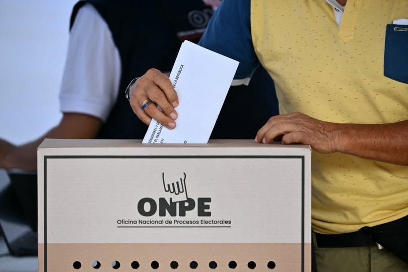 También en Perú: Salen a votar y definen su futuro presidencial