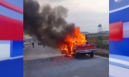 Pickup queda reducida a chatarra tras incendiarse en carretera de Ramos Arizpe