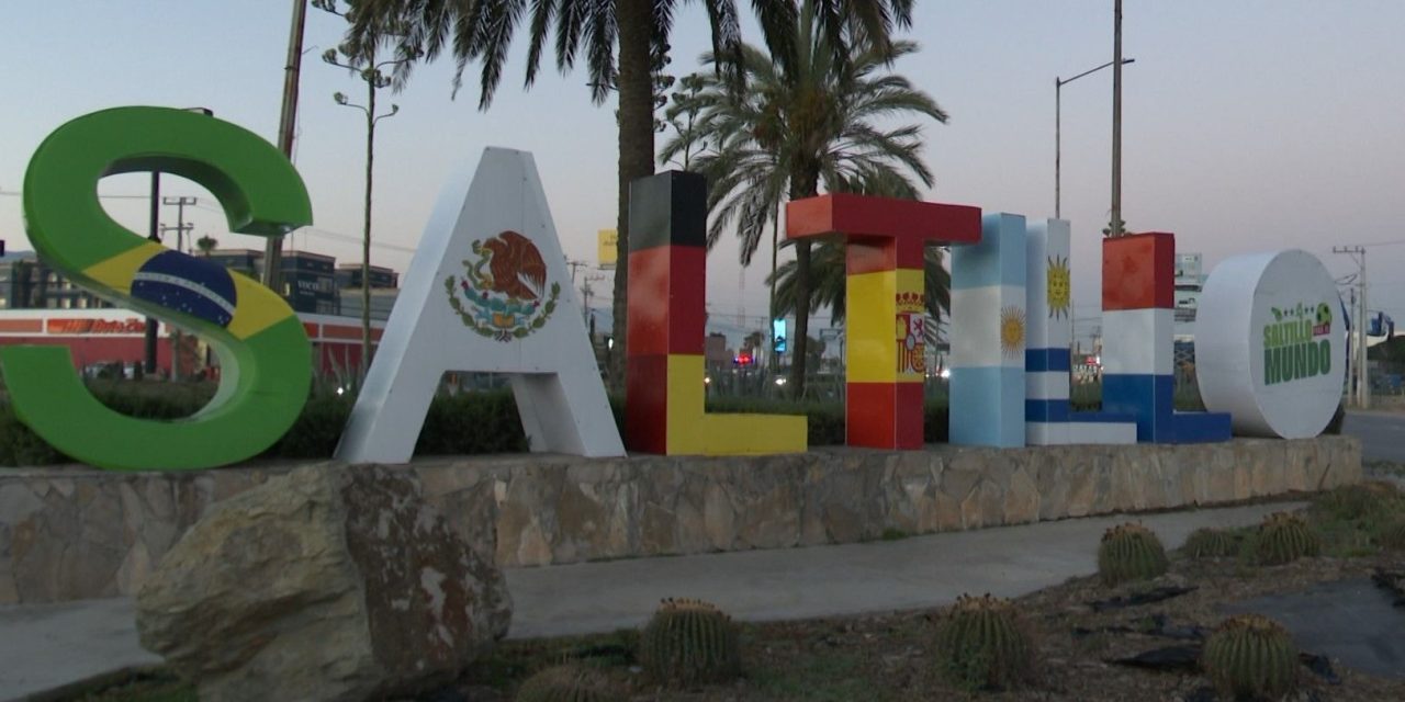Pintan letras de accesos a Saltillo con colores mundialistas