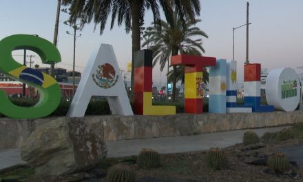 Pintan letras de accesos a Saltillo con colores mundialistas