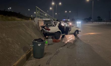Por las prisas destroza su coche en Saltillo