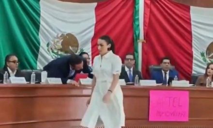 Error ortográfico opaca protesta de regidora de Morena en Cabildo de Aguascalientes