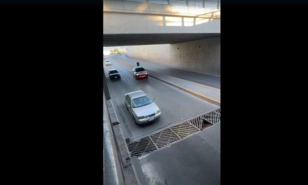 ¿Transitas por Avenida Universidad? Reportan alcantarilla dañada