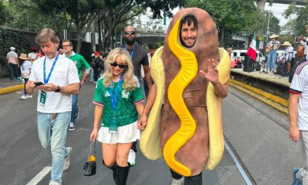 Confunden a chica con Sabrina Carpenter en calles de la CDMX