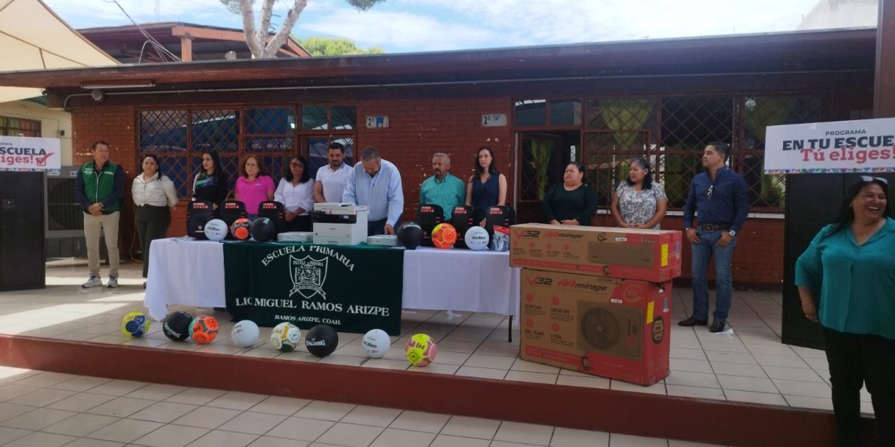 Entregan apoyos a escuela en Ramos Arizpe