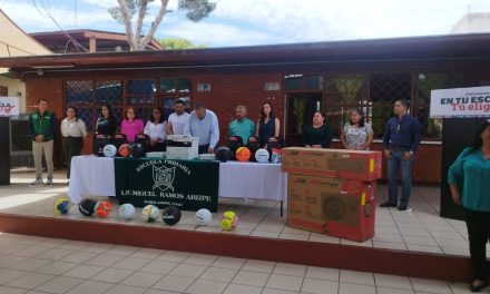 Entregan apoyos a escuela en Ramos Arizpe