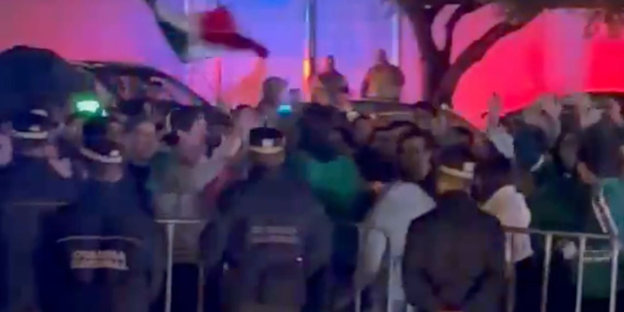 Así fue la ‘serenata’ que realizaron los fans mexicanos a las afueras del hotel donde se hospeda la Selección de Ecuador