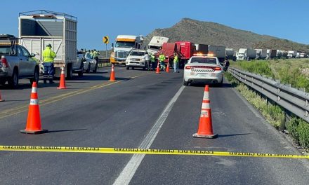 Tráilers impactan de frente en el Libramiento Norponiente