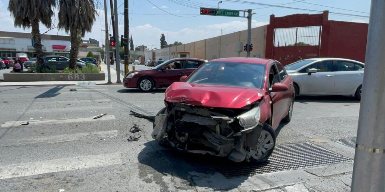 Saltillo: Choque en cruce del centro deja solo daños materiales y afecta la vialidad