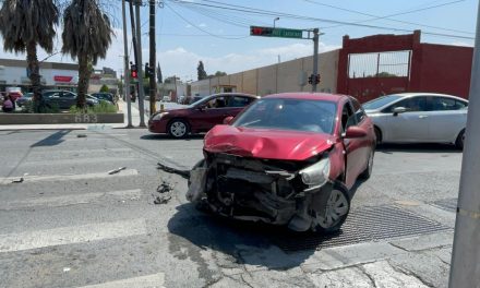 Saltillo: Choque en cruce del centro deja solo daños materiales y afecta la vialidad