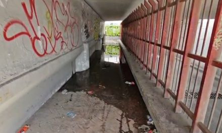 Vecinos denuncian puente peatonal inundado en la colonia Antonio Cárdenas