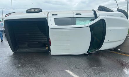 Pavimento mojado hace de las suyas y ocasiona aparatosa volcadura en Saltillo