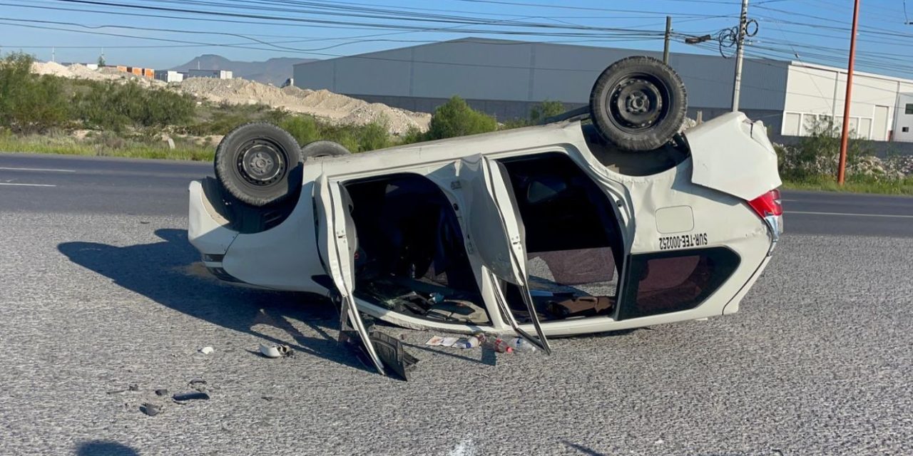 Vuelca automóvil en el Libramiento Oscar Flores Tapia