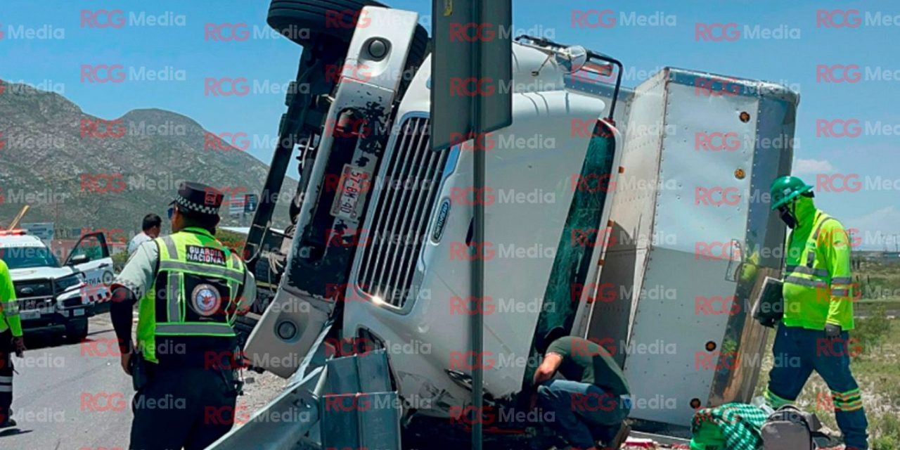 Camión de carga se vuelca en la autopista Monterrey-Saltillo