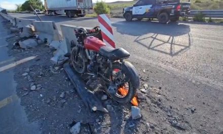 Vuelta prohibida manda a dos motociclistas al hospital