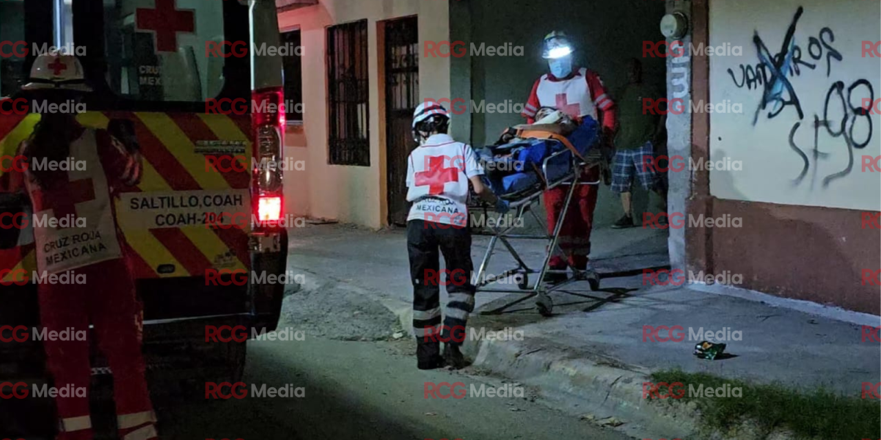 Hombre resulta gravemente lesionado tras caer de un techo